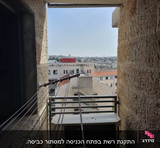 רשת למניעת כניסת יונים במרפסת צרה